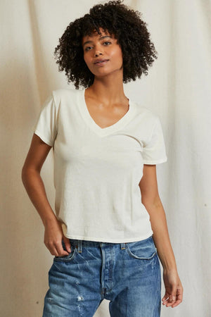 PERFECT WHITE TEE - HENDRIX BASIC V NECK BRIGHT IVORY