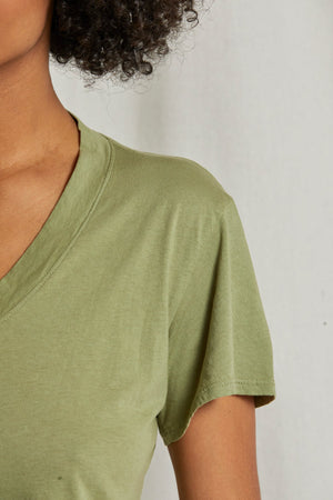 PERFECT WHITE TEE - HENDRIX BASIC V NECK OIL GREEN