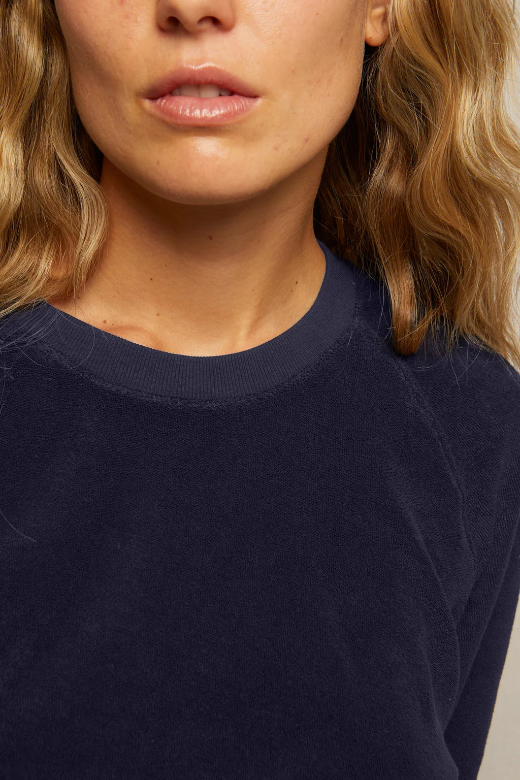 PERFECT WHITE TEE - SAYLOR LOOP TERRY NAVY SWEATSHIRT
