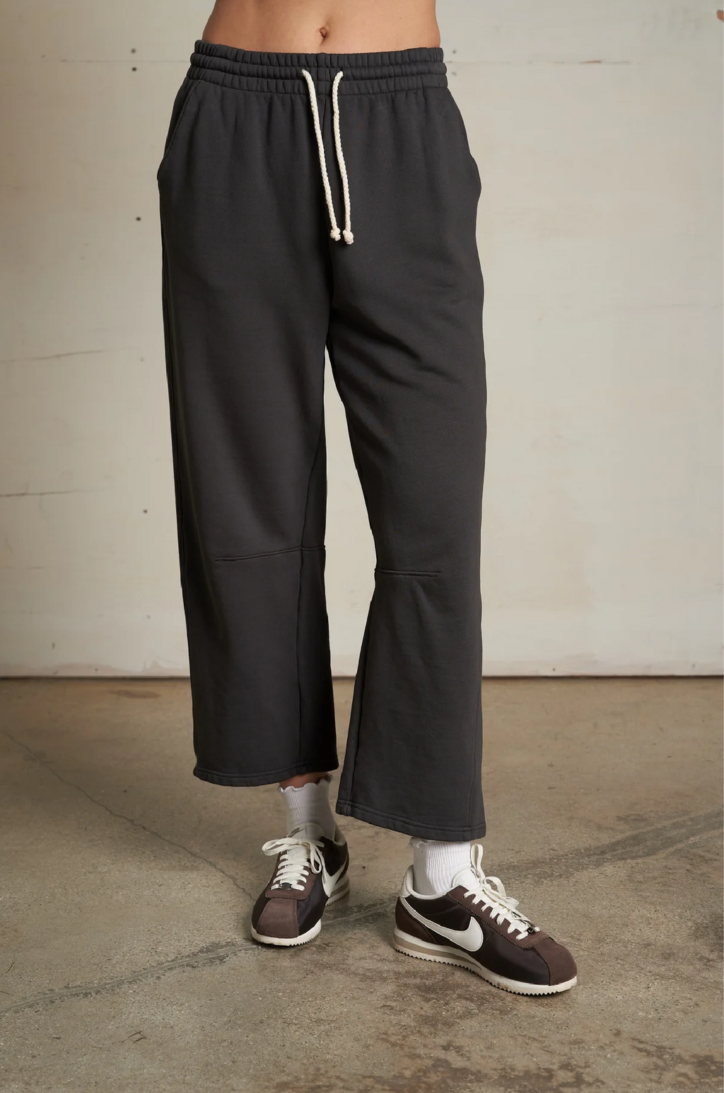 PERFECT WHITE TEE - FALLON FLEECE PANT VINTAGE BLACK